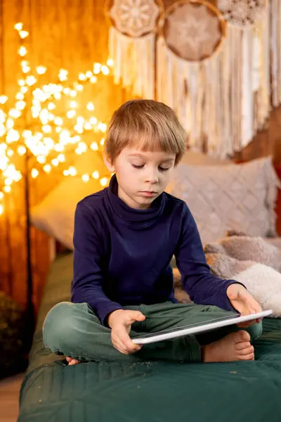 Kind Schooljongen Spelen Tablet Thuis Genieten Van Wat Vrije Tijd — Stockfoto