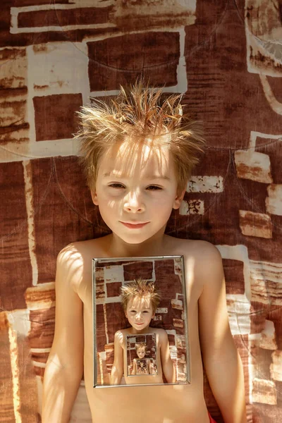 Niedliches Kind Junge Bett Liegend Mit Spiegel Porträt Spiegel Mit — Stockfoto