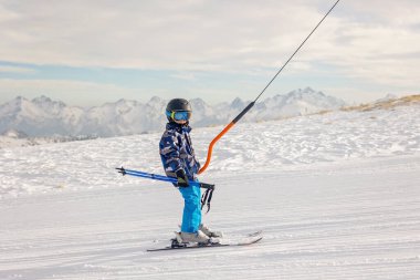 Çocuklar ve yetişkinler, kış giysileri içinde mutlu bir aile kayak tatilinde, kayak yaparken, kış tatilinde.