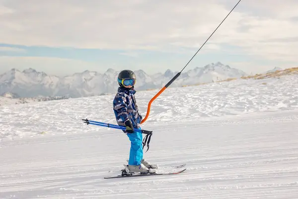 スキー休暇 スキー 冬の時間に冬服で幸せな家族と子供たち — ストック写真