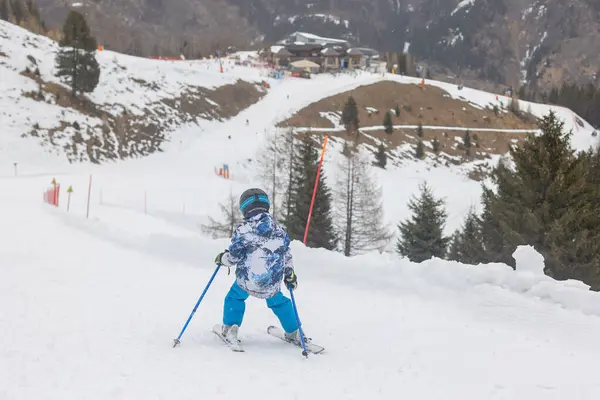 Дети Взрослые Счастливая Семья Зимней Одежде Лыжном Отдыхе Катание Лыжах — стоковое фото
