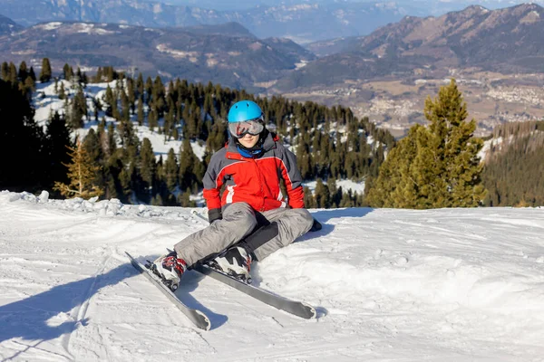 Kinderen Volwassenen Gelukkig Gezin Winterkleding Bij Skivakantie Skiën Wintertijd — Stockfoto
