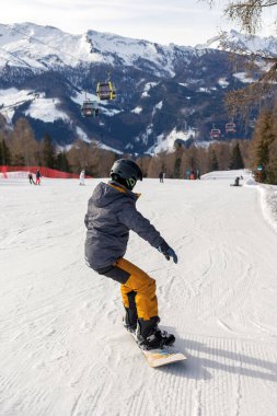 Çocuklar ve yetişkinler, kış giysileri içinde mutlu bir aile kayak tatilinde, kayak yaparken, kış tatilinde.