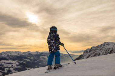 Çocuklar ve yetişkinler, kış giysileri içinde mutlu bir aile kayak tatilinde, kayak yaparken, kış tatilinde.