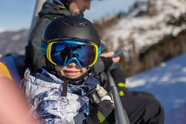 Kinder Und Erwachsene Glückliche Familie Winterbekleidung Skiurlaub Skifahren Winterzeit — Stockfoto