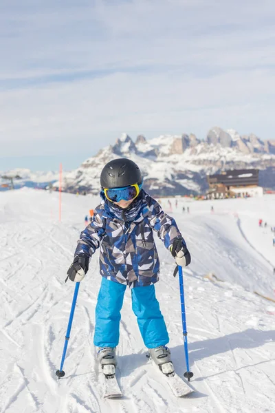Çocuklar Yetişkinler Kış Giysileri Içinde Mutlu Bir Aile Kayak Tatilinde — Stok fotoğraf