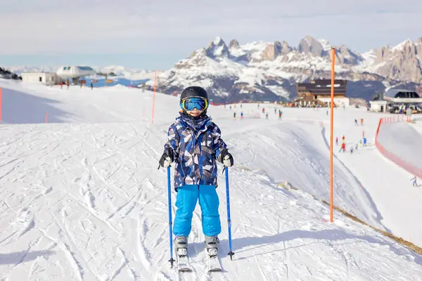 スキー休暇 スキー 冬の時間に冬服で幸せな家族と子供たち — ストック写真