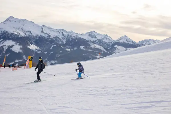 Niños Adultos Familia Feliz Ropa Invierno Vacaciones Esquí Esquí Invierno —  Fotos de Stock