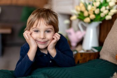 Güzel sarışın çocuk, evlat, anne için tatlı badem kurabiyeleriyle dolu bir kutu tutuyor.