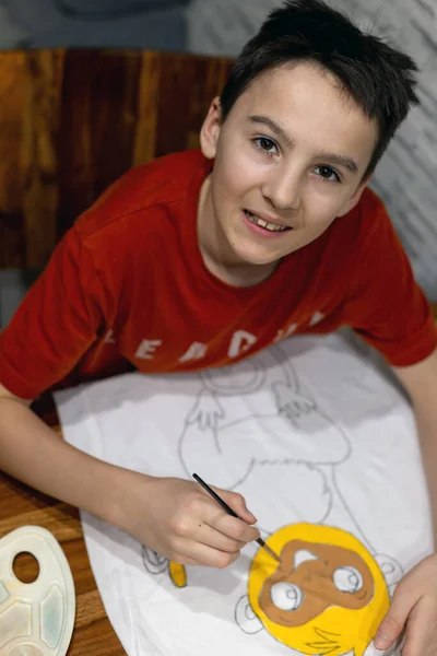 Niño Haciendo Pintura Artística Creativa Una Camiseta Dibujándola Mismo Pintándola — Foto de Stock