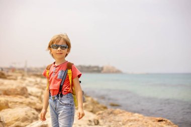Çocuklu Avrupalı turist ailesi Tel Aviv, İsrail 'i ziyaret ediyor, şehirde gündüz yürüyüşünün keyfini çıkarıyorlar.