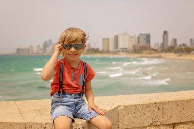 Çocuklu Avrupalı turist ailesi Tel Aviv, İsrail 'i ziyaret ediyor, şehirde gündüz yürüyüşünün keyfini çıkarıyorlar.