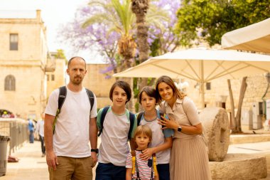 Çocuklu Avrupalı turist ailesi, Kudüs ziyareti, yeni kültürle tanışma