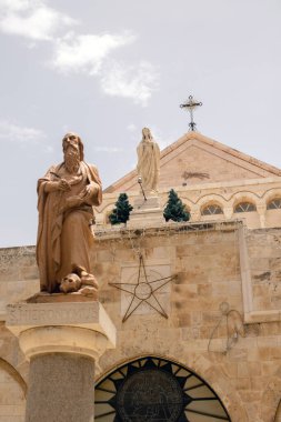 Çocuklu Avrupalı turist ailesi, Betlehem 'i ziyaret ediyor, dünyanın yeni kültürlerini öğreniyorlar.