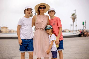 Anne ve çocuk, aile sıcak bir yaz günü, öğleden sonra Tel Aviv 'de deniz manzarasının tadını çıkarıyor.