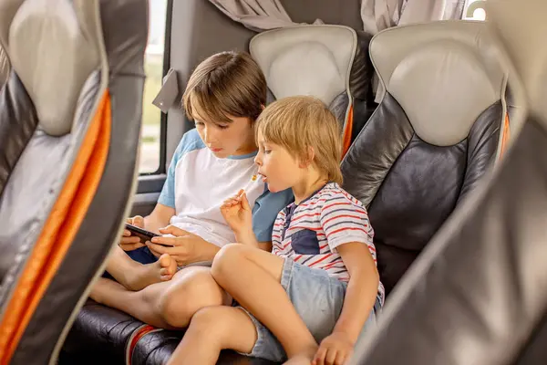 Dzieci Rodzeństwo Gra Telefonie Komórkowym Podczas Podróży Autobusem Długą Podróż — Zdjęcie stockowe