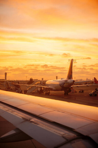 Красивый закат над аэропортом из окна самолета на взлете над Тель-Авивом