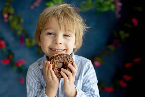 Sevimli Küçük Sarışın Çocuk Anaokulu Çocuğu Kalp Şeklinde Pembe Donut — Stok fotoğraf