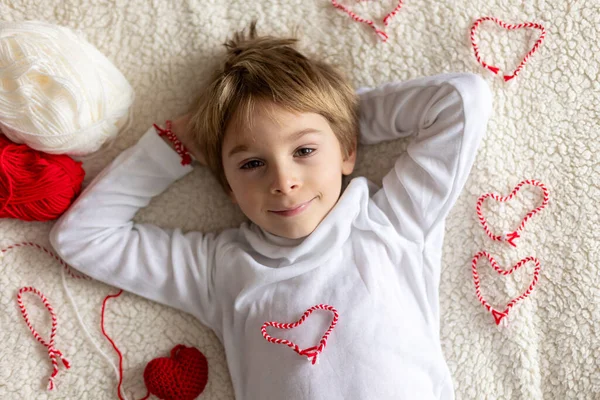 Enfant Mignon Garçon Blond Jouant Avec Bracelet Blanc Rouge Martenitsa — Photo