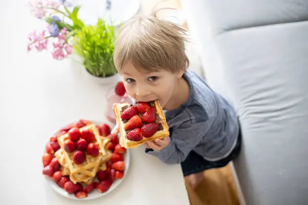 Doce Criança Pré Escolar Menino Comer Waffle Belga Com Morangos — Fotografia de Stock