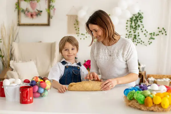 若い母親と小さなブロンドの幼児の子供 イースターブリオッシュパンのための生地を準備 ナッツとドライフルーツと甘いイースターパン — ストック写真