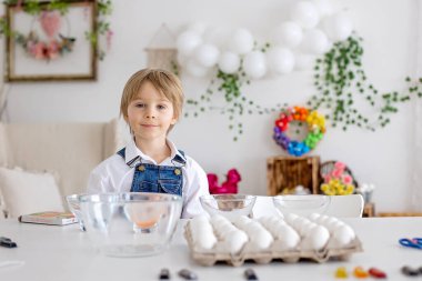 Mutlu çocuklar, kardeşlerim, renkli sularla boyanmış yumurtalar evde Paskalya için, güneşli oda