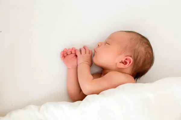Mignon Nouveau Bébé Garçon Dormir Paisiblement Lit Recouvert Une Couverture — Photo