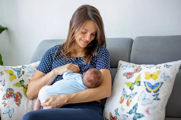 Genç Anne Yeni Doğmuş Bebeğini Evde Emziriyor — Stok fotoğraf