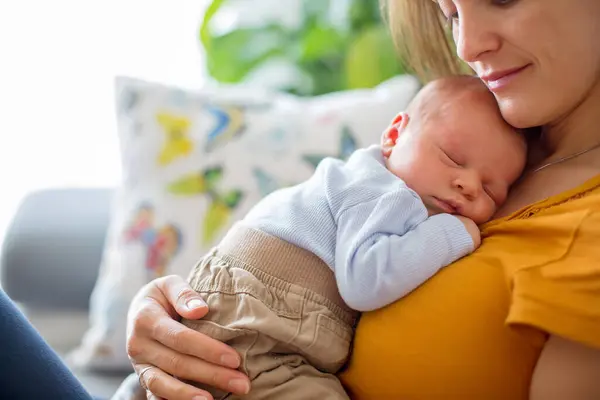 年轻的母亲 温柔地抱着她刚出生的男婴 紧贴着画像 — 图库照片
