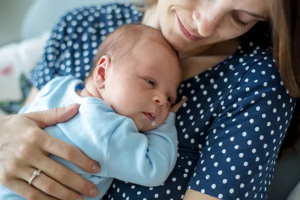 Junge Mutter Hält Zärtlich Ihren Neugeborenen Jungen Der Hand Nahes — Stockfoto