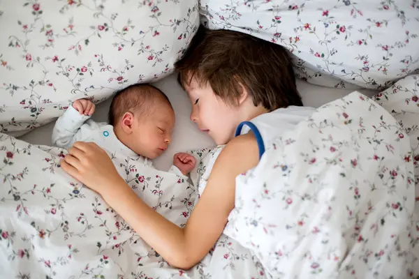 Lindo Menino Abraçando Com Ternura Cuidar Seu Irmão Recém Nascido — Fotografia de Stock
