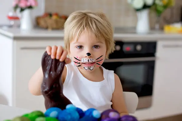 Küçük Çocuk Yüzünde Tavşan Resmi Olan Çocuk Evde Çikolatalı Tavşan — Stok fotoğraf