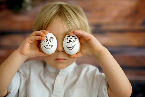 Schattig Kind Met Witte Eieren Met Emoties Erop Getekend Voor — Stockfoto