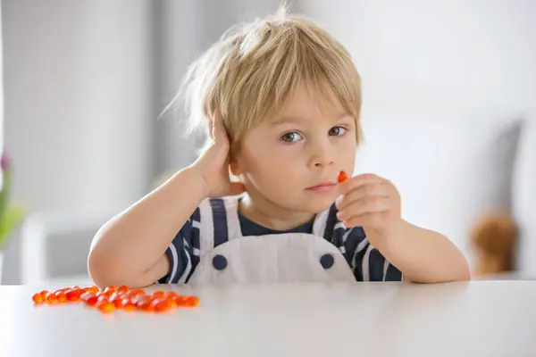 Petit Enfant Mignon Tout Petit Garçon Manger Des Suppléments Vitaminés — Photo