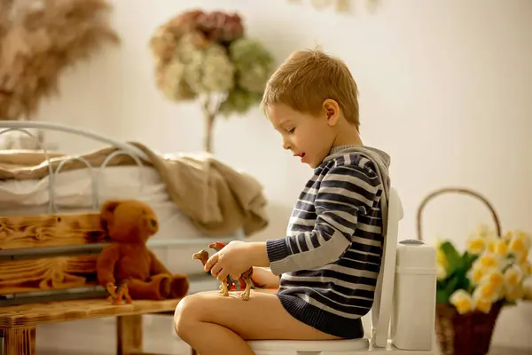 可爱的幼儿 在家里用便盆 玩玩具的时候 便盆训练 — 图库照片