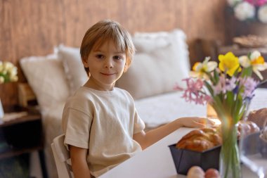 Tatlı anaokulu çocuğu, Paskalya için tatlı brioche ekmeği tutuyor. Badem, fındık ve şekerle pişirilmiş geleneksel tatlı ekmek.