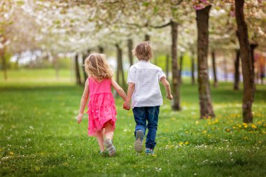 Mutlu güzel çocuk, çocuk, küçük güzel ördek yavruları ya da yavru kuşlarla oynuyor, sevimli tüylü sarı hayvan kuşları