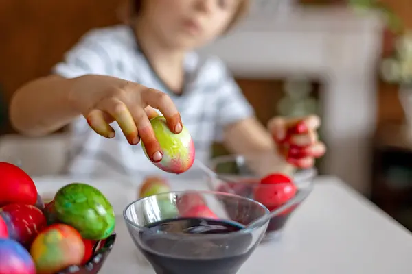 Beatiful Criança Loira Menino Colorir Pintar Ovos Para Páscoa Casa — Fotografia de Stock