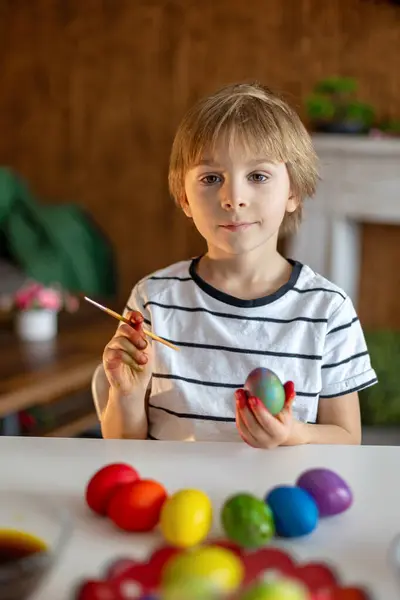 Krásné Blond Dítě Chlapec Barvení Malování Vajec Velikonoce Doma Příprava — Stock fotografie