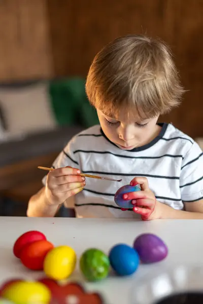 Piękne Blond Dziecko Chłopiec Kolorowanki Malowanie Jaj Wielkanoc Domu Przygotowując — Zdjęcie stockowe
