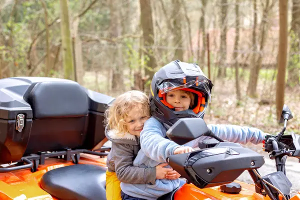 Crianças Andando Uma Roda Buggy Com Pai Carros Rápidos Usando — Fotografia de Stock