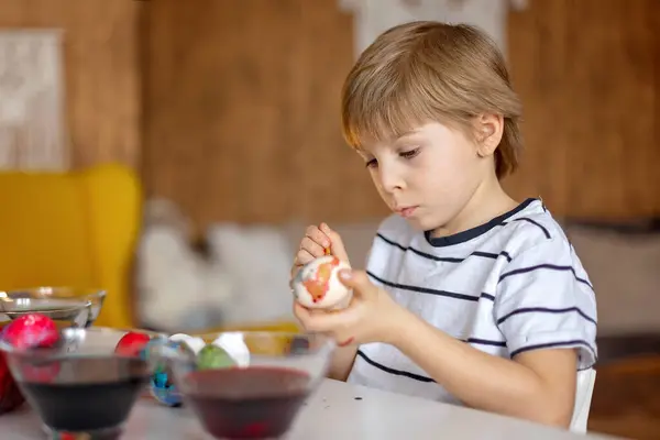 Beatiful Criança Loira Menino Colorir Pintar Ovos Para Páscoa Casa Imagens De Bancos De Imagens