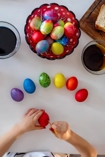 Beatiful Criança Loira Menino Colorir Pintar Ovos Para Páscoa Casa Fotos De Bancos De Imagens Sem Royalties