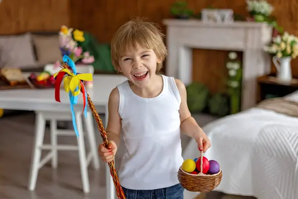 Krásné Blond Dítě Chlapec Barvení Malování Vajec Velikonoce Doma Příprava Stock Snímky