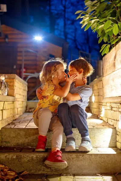 Niños Felices Aire Libre Por Noche Divirtiéndose Riendo Disfrutando Cálida Imágenes De Stock Sin Royalties Gratis