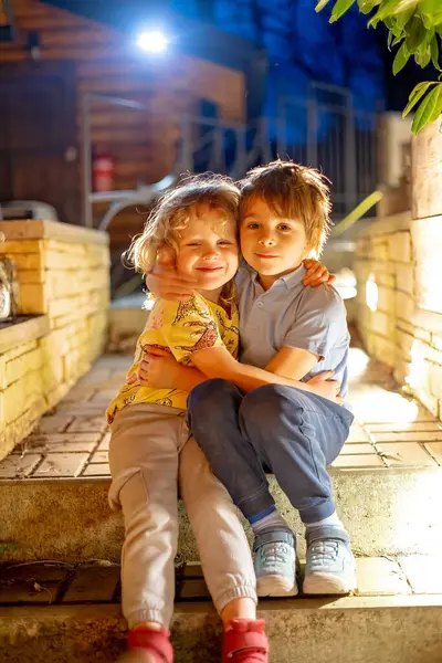 Niños Felices Aire Libre Por Noche Divirtiéndose Riendo Disfrutando Cálida Imagen De Stock