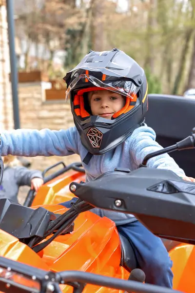 Bambini Guida Una Ruota Buggy Con Padre Auto Veloci Indossando Foto Stock Royalty Free