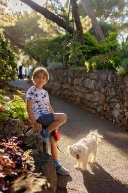 Monaco Monte Carlo sokaklarında insanlar, yaz zamanı.