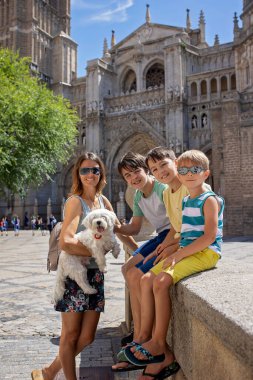 Çocuklu aile, kardeşler, İspanya 'da yaz tatilinde Toledo' yu ziyaret etmek.