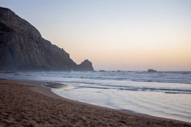 Mutlu çocuklar, çocuklar, gün batımında kumsalda oynuyorsunuz, çocuk kumla kaplı, gülümsüyor, gülüyor, eğleniyorsunuz.